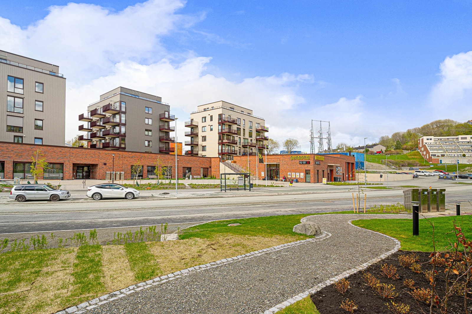 Dagligvarebutikk og bussholdeplass ligger praktisk til like ved boligen. Galleribilde
