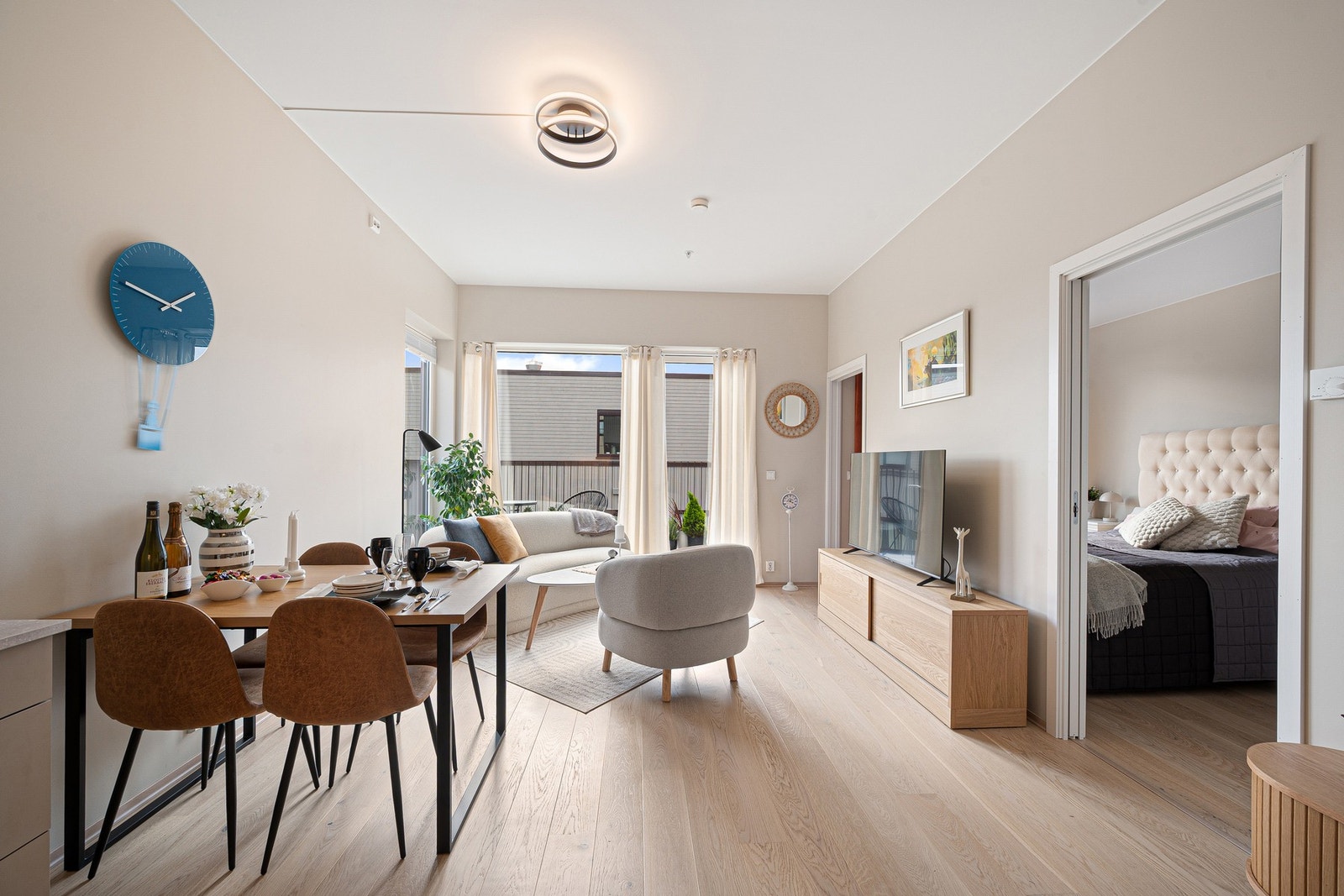 Stuen har god plass til både sofagruppe og spiseplass, og fremstår som lett å møblere. Galleribilde