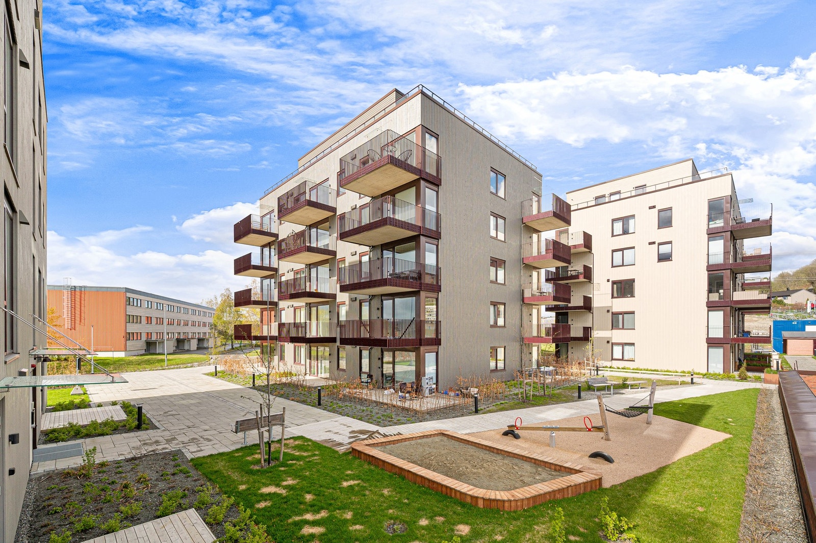 Sentralt og attraktivt beliggende i rolige omgivelser på Steinan, med kort vei til både sentrum, studiesteder og flotte turområder. Galleribilde