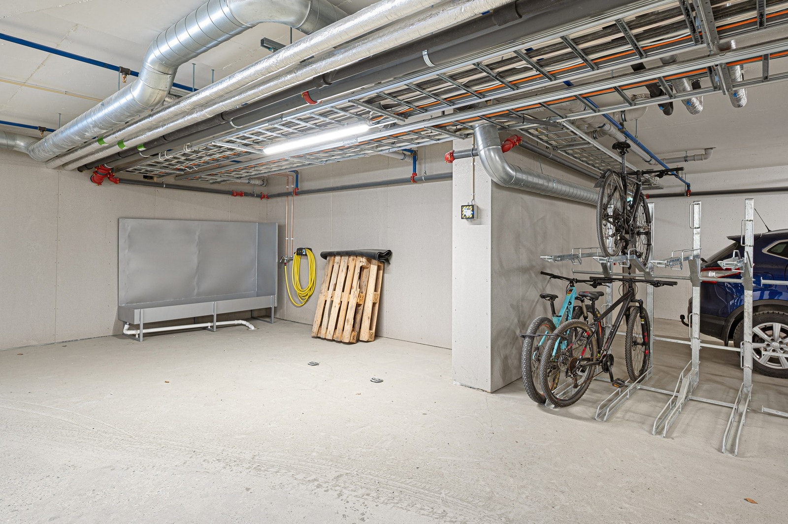 Felles sykkelparkering i parkeringskjelleren. Galleribilde