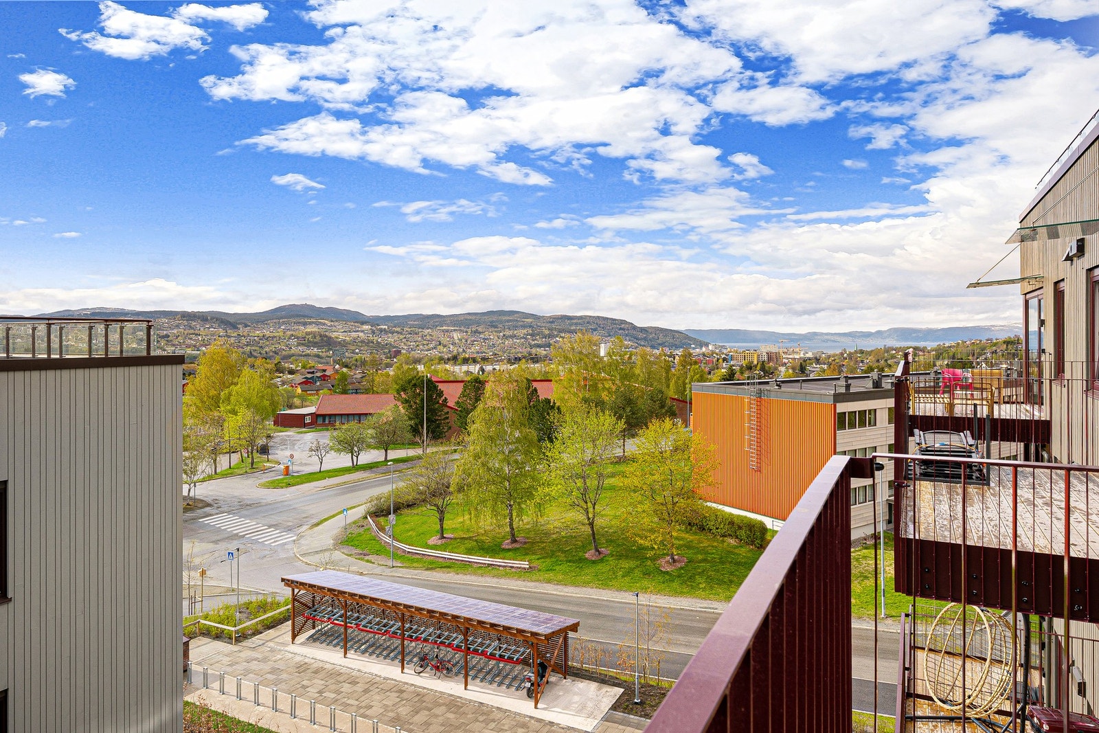 Leiligheten har en ypperlig beliggenhet i et rolig boligområde på Steinan Park. Galleribilde