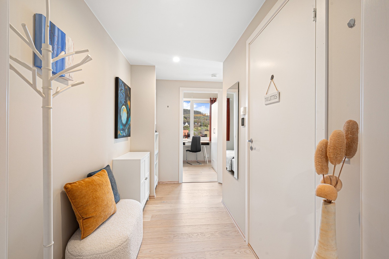 Innbydende entré med plass til yttertøy og sko. Galleribilde