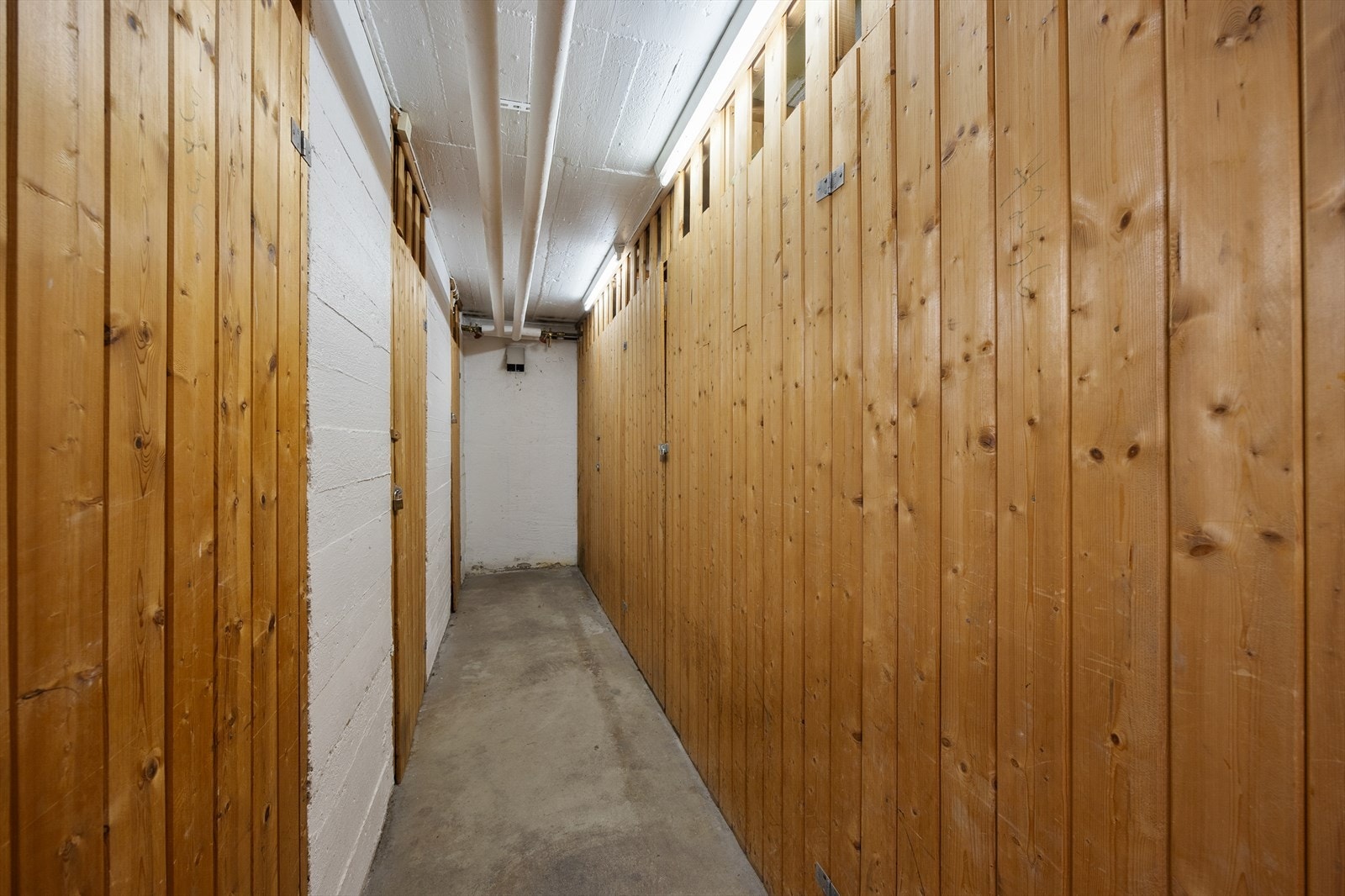 Leiligheten disponerer to boder for ekstra lagringsplass, én i kjelleren og én på loftet. Galleribilde