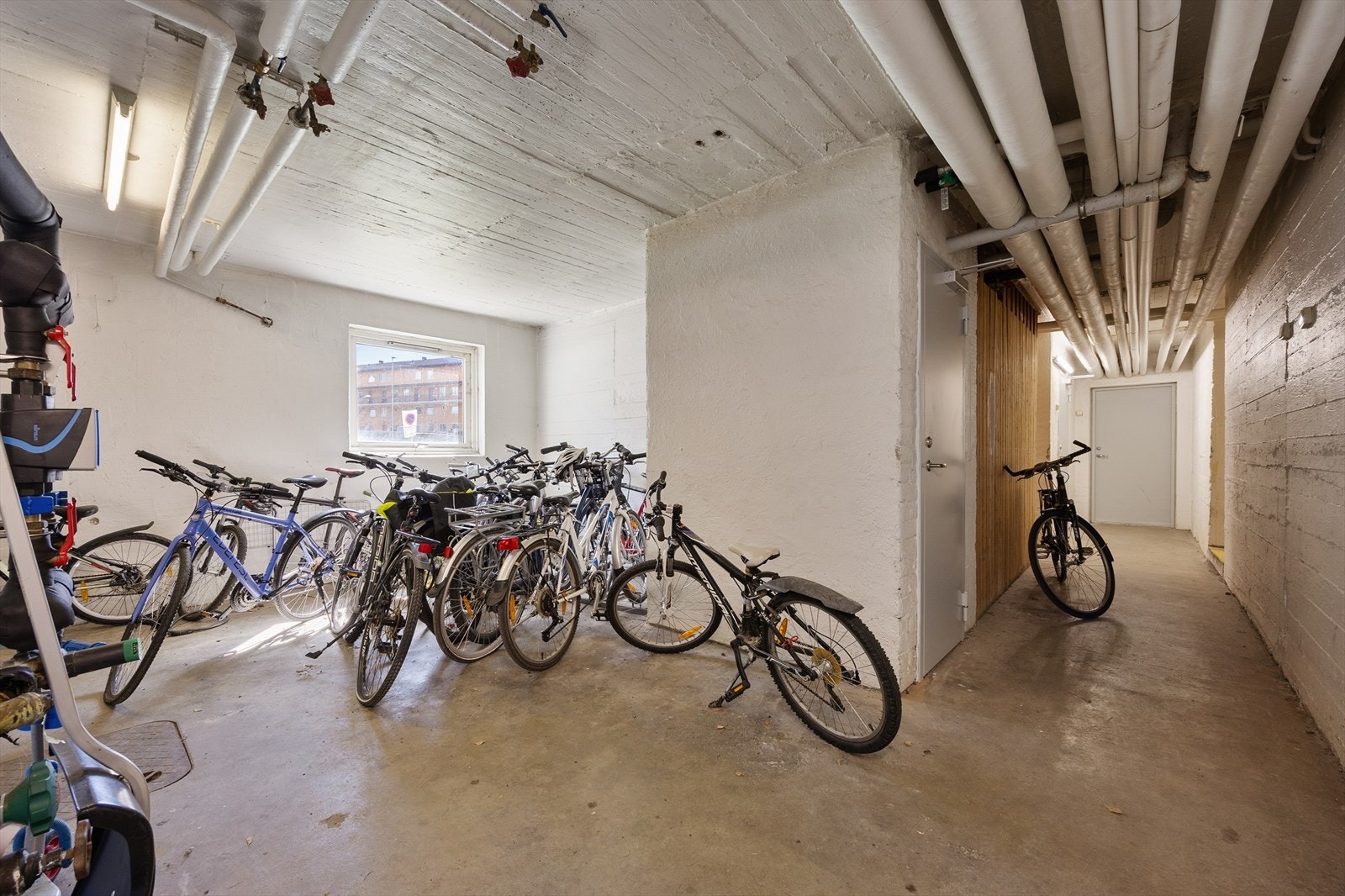 Felles sykkelparkering i kjelleren. Galleribilde