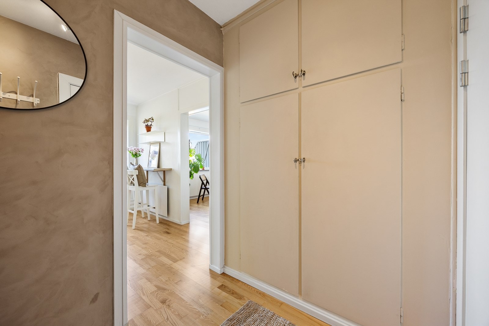 Innbydende entré med god plass til yttertøy og sko i plassbygde garderobeskap. Galleribilde