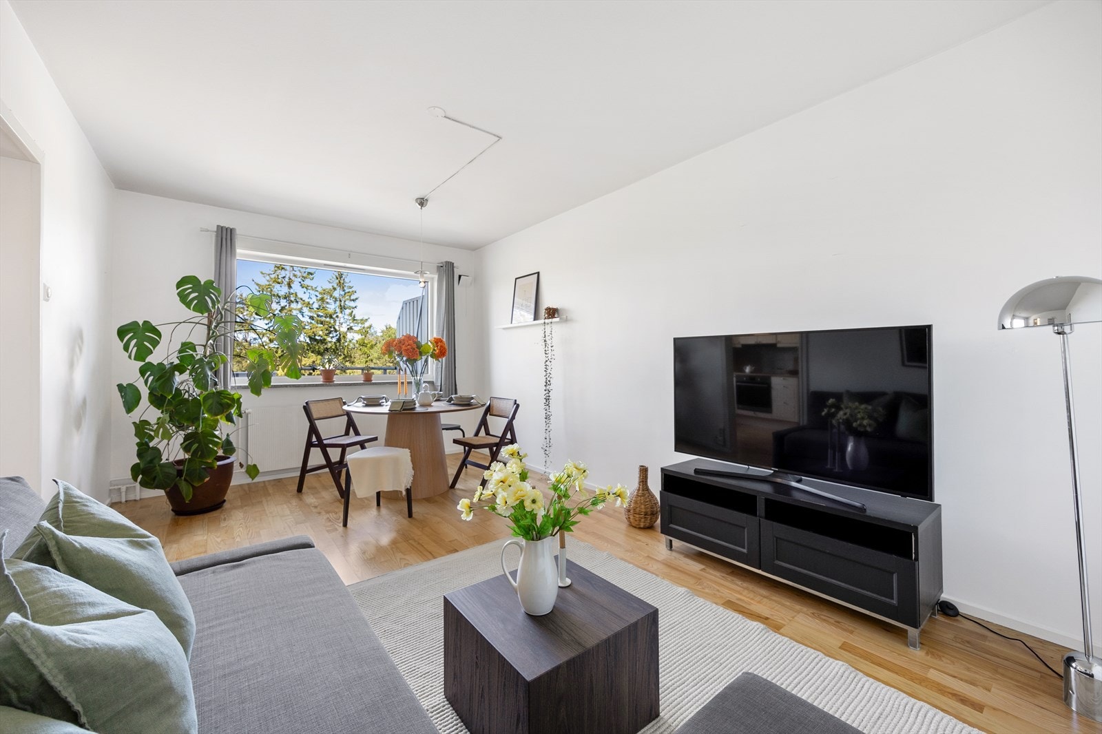 Gode vindusflater slipper inn rikelig med naturlig lys. Galleribilde
