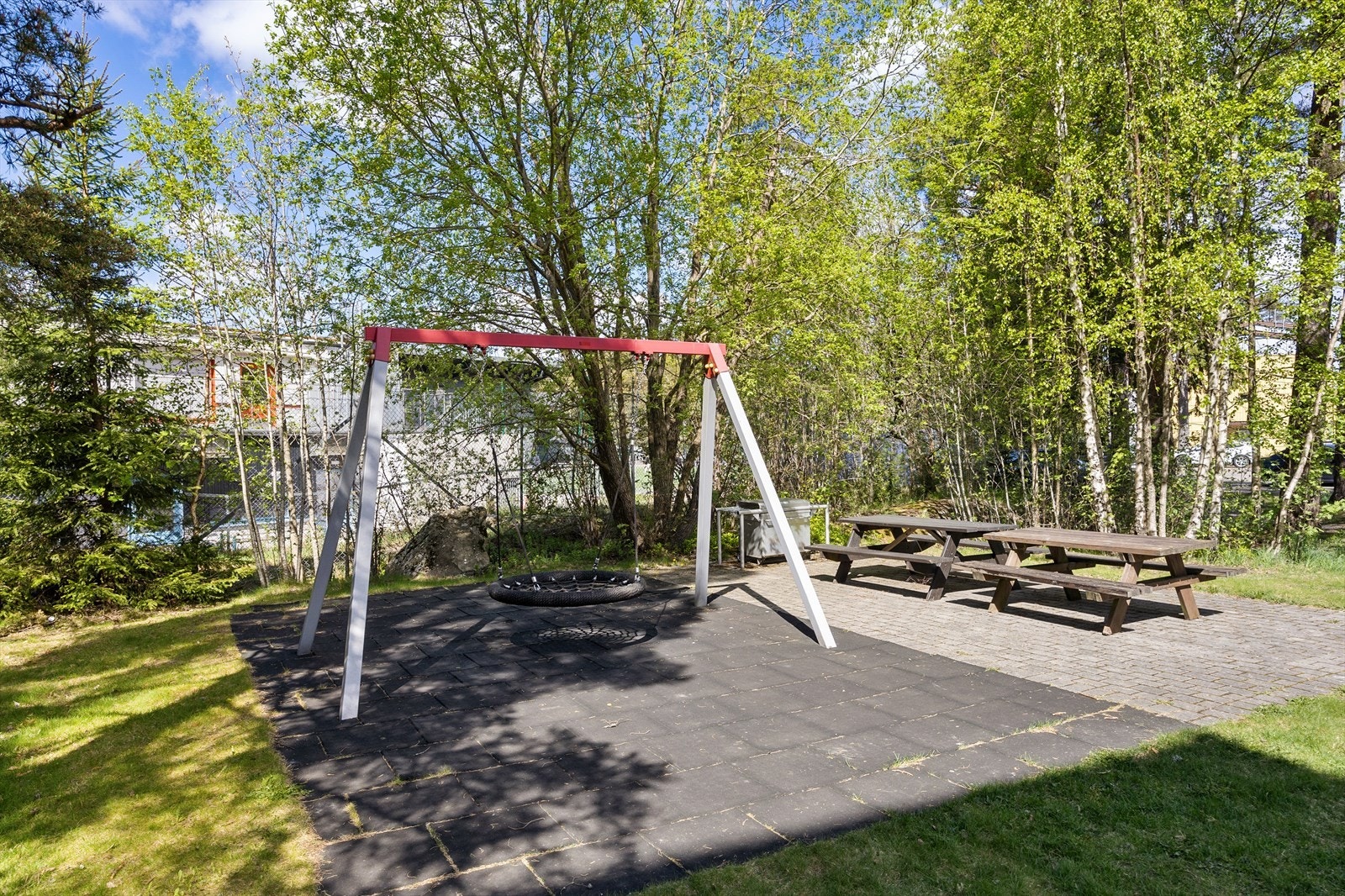 Borettslaget har hyggelige fellesområder med lekeplass og sittegrupper. Galleribilde