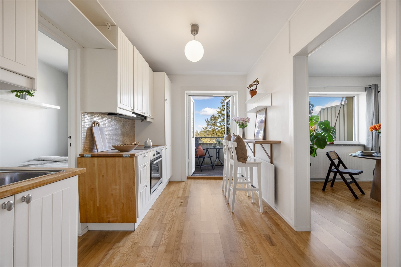 Dette er en lys og pen 2-roms leilighet med en sentral og attraktiv beliggenhet. Galleribilde