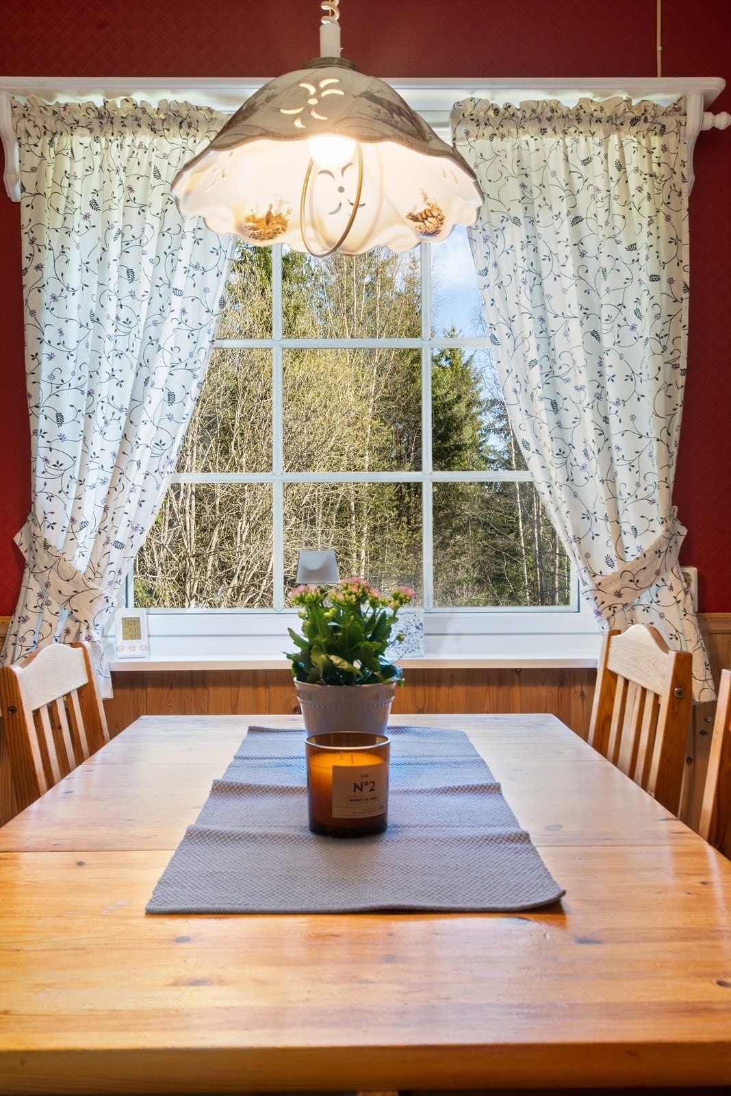 En lun og trivelig krok med flott utsikt til grønne omgivelser. Her er det godt å nyte stillheten til gode måltider sammen med de nære og kjære. Galleribilde