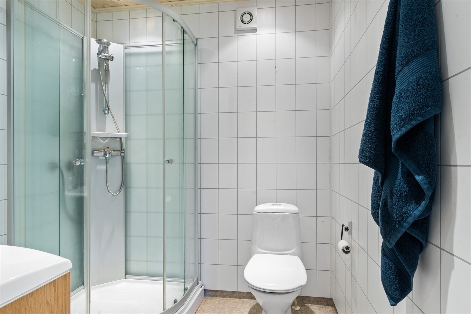 Nyere dusjkabinett - lyst og pent bad ! Galleribilde