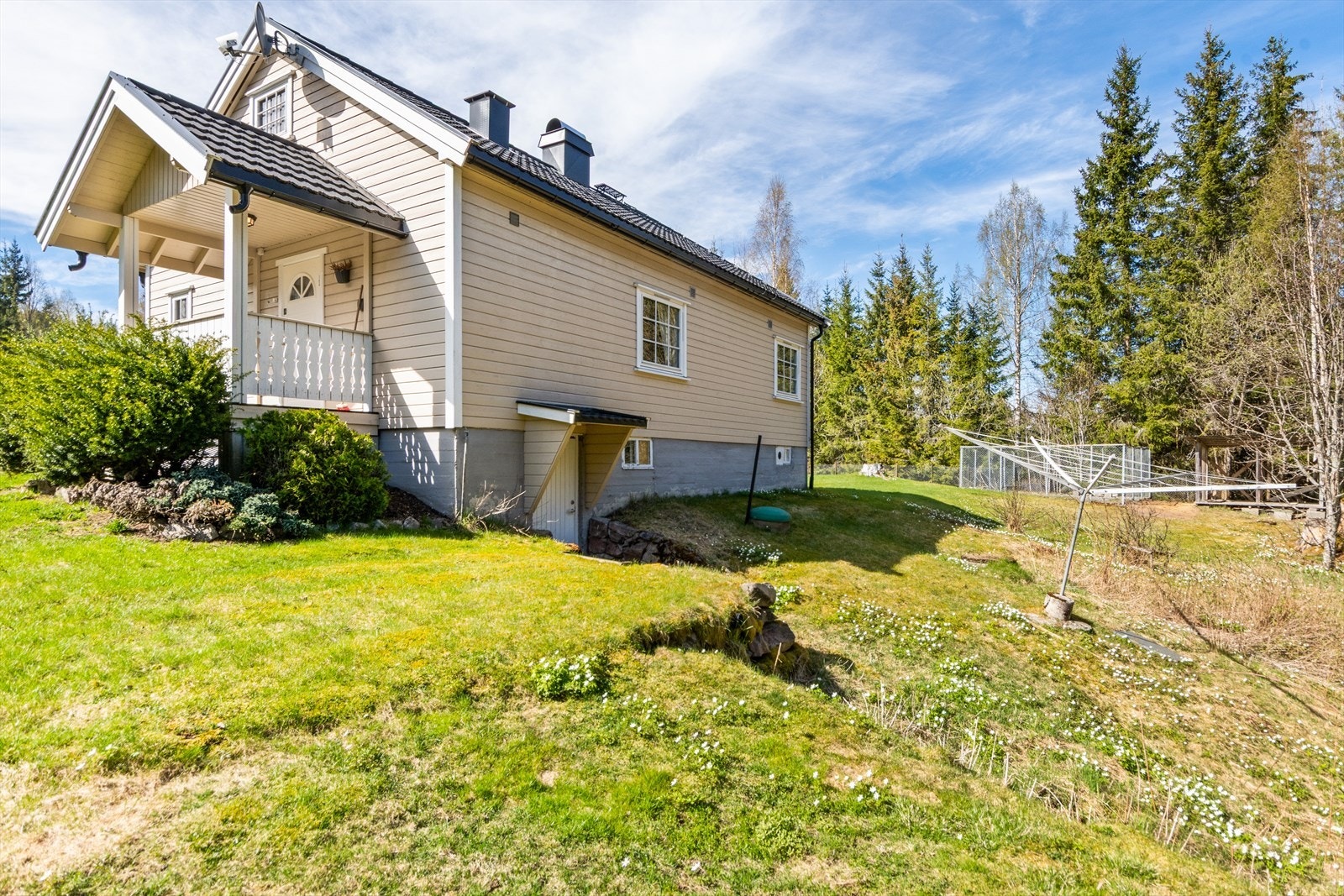 På baksiden av huset er det inngang til kjeller. Galleribilde