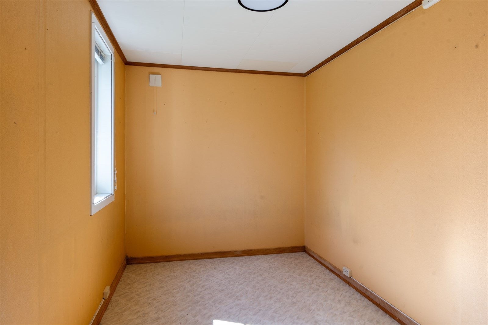 Fra gangen er det inngang til ett av 3 soverom som finnes i denne boligen. Galleribilde