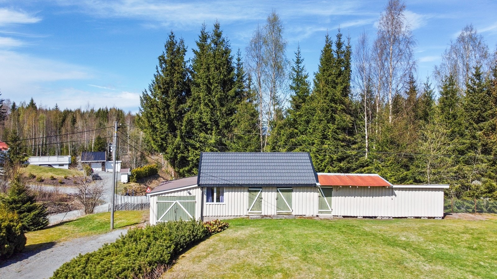 Skal man bo på landet er det viktig med godt med oppvaringsmuligheter. Det er det her med masse plass for alt av utstyr man trenger for å leve det gode livet på landet. Galleribilde
