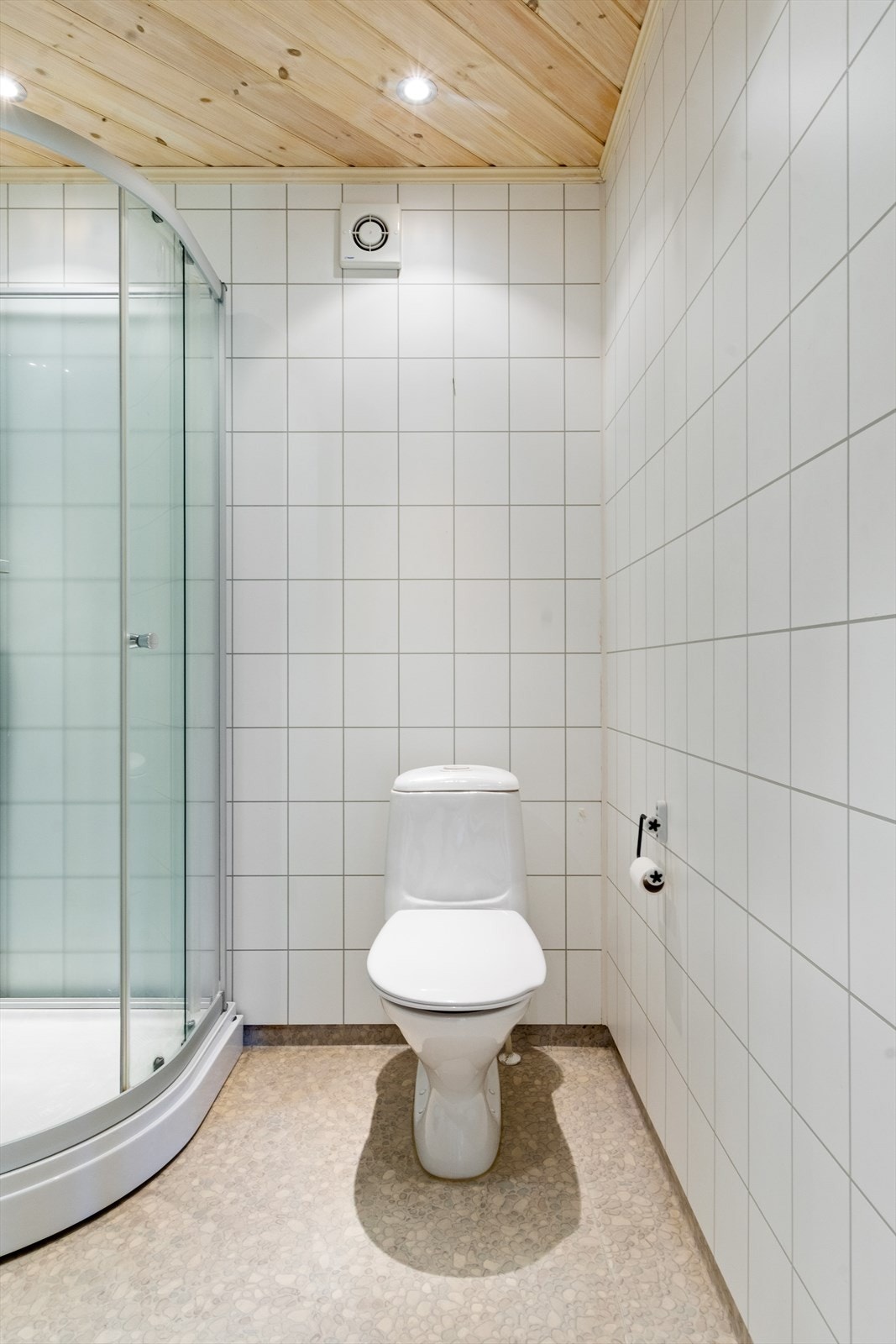 På andre siden av gangen finner du badet som har belegg på gulvet og våtromsplater på veggene. Galleribilde