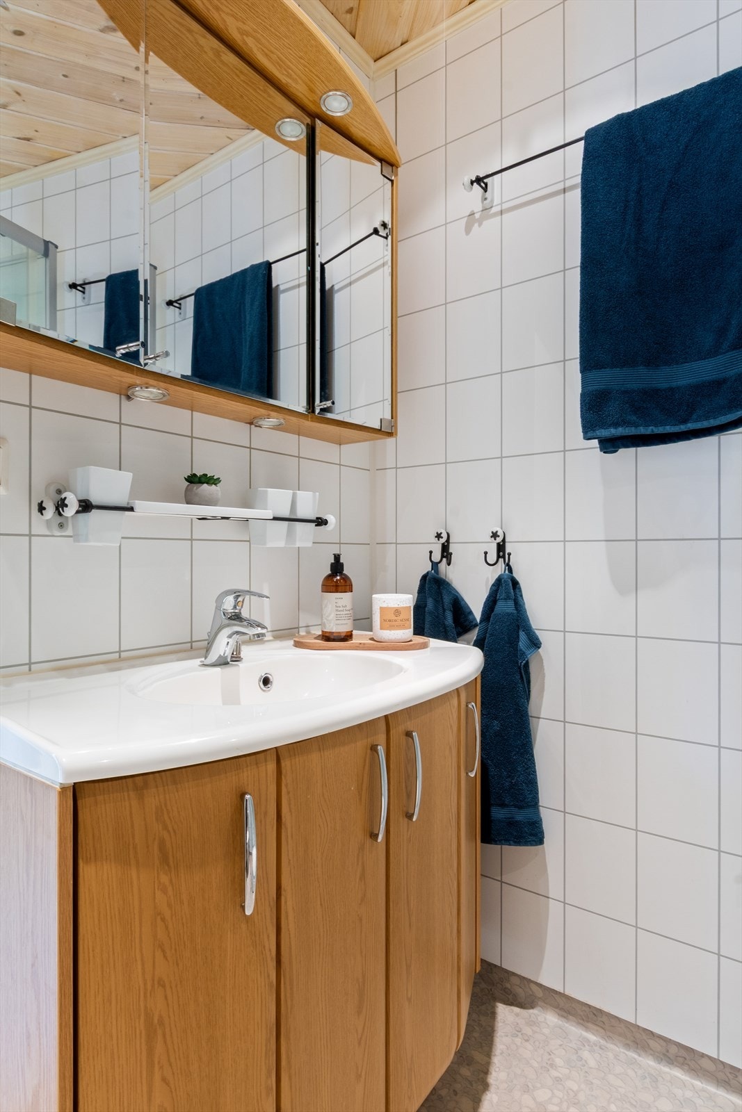 Badet er utstyrt med en romslig innredning i treverk med integrert belysning. Galleribilde