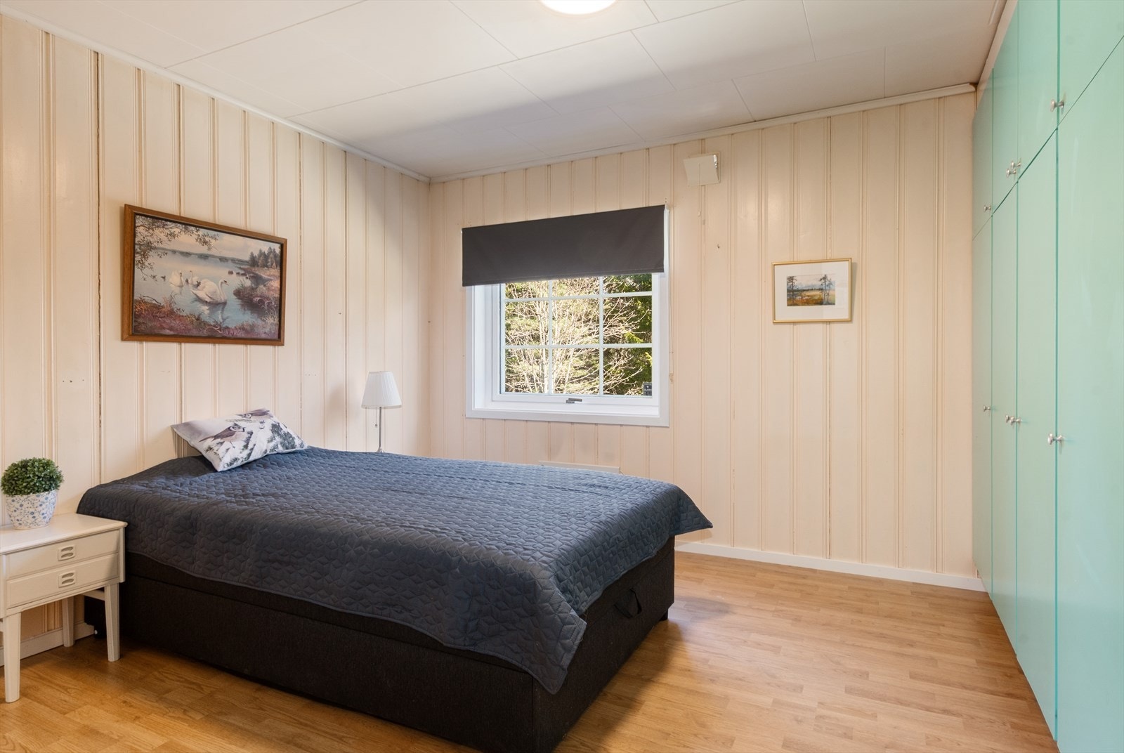 Hovedsoverom med en stor plassbygget garderoberekke som er malt i en frisk og morsom farge! Dette er et rom det er godt å våkne opp i med fuglekvitter som ringeklokke. Galleribilde