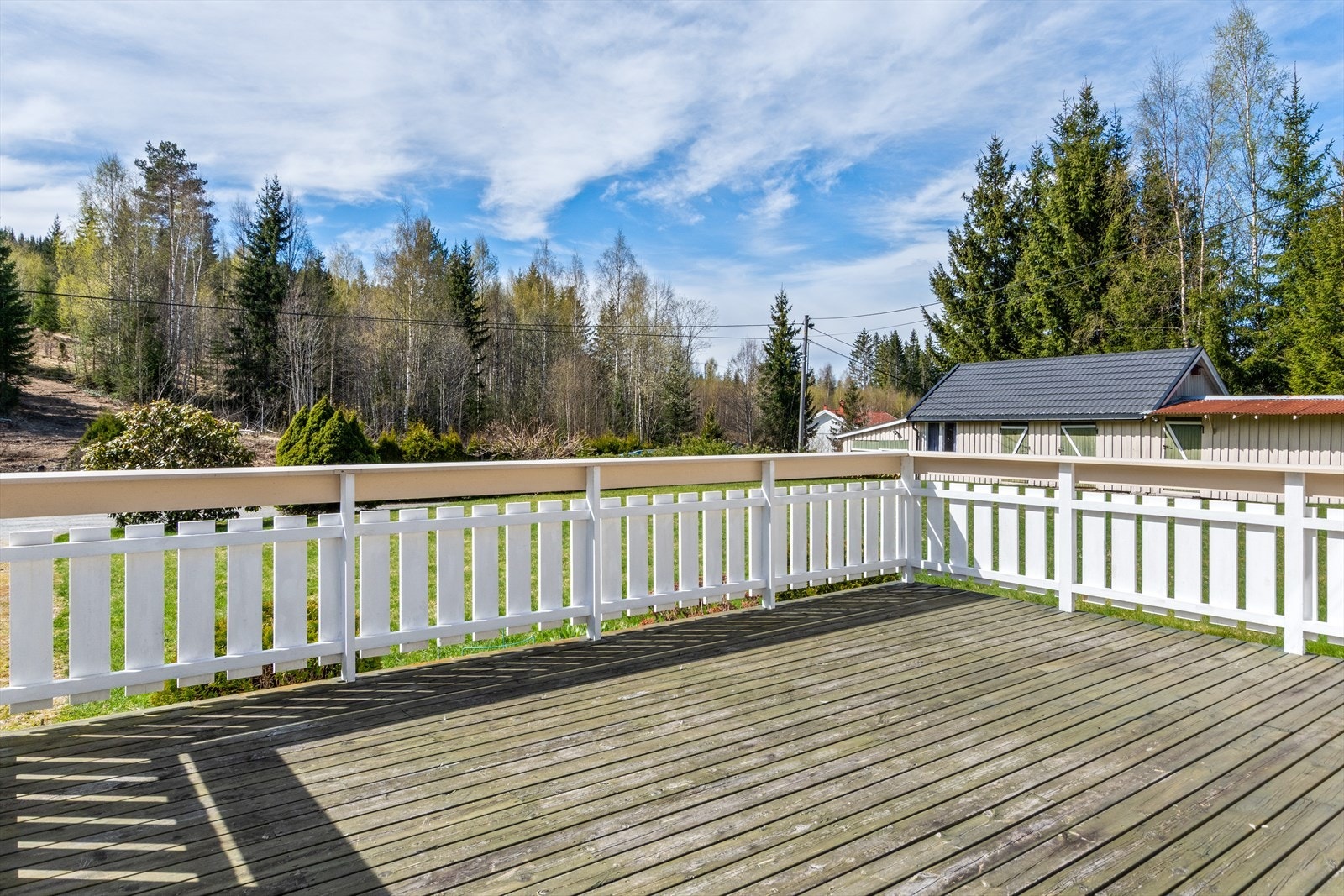 På denne solrike terrassen kan man virkelig nyte livet med gode sittegrupper, spiseplass for venner og familie og ikke minst rolige kvelder med solnedganger som et vakkert skue. Galleribilde