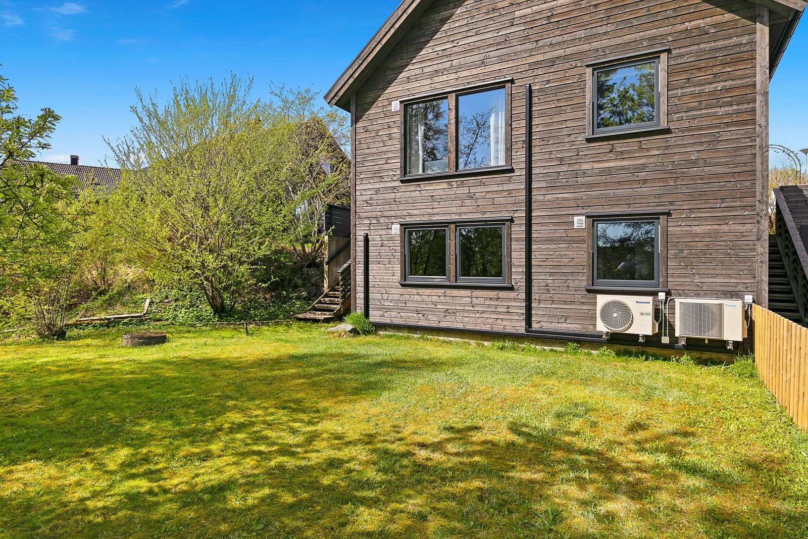 Romslig hage bak huset Galleribilde