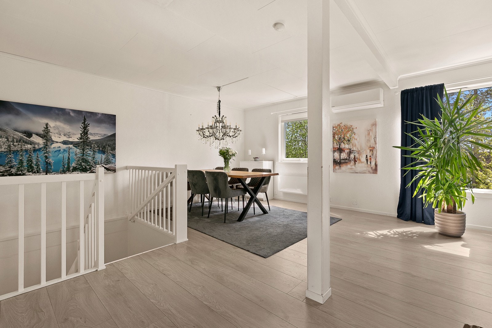 God plass for både salong og spisestue Galleribilde