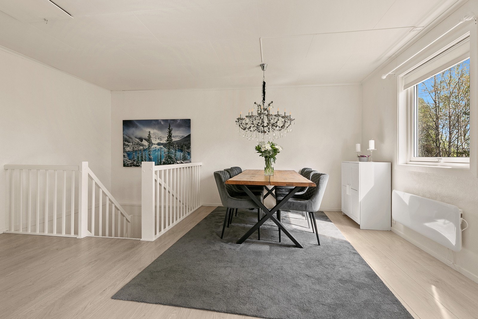 Store vindusflater gir godt lys inn i rommet Galleribilde