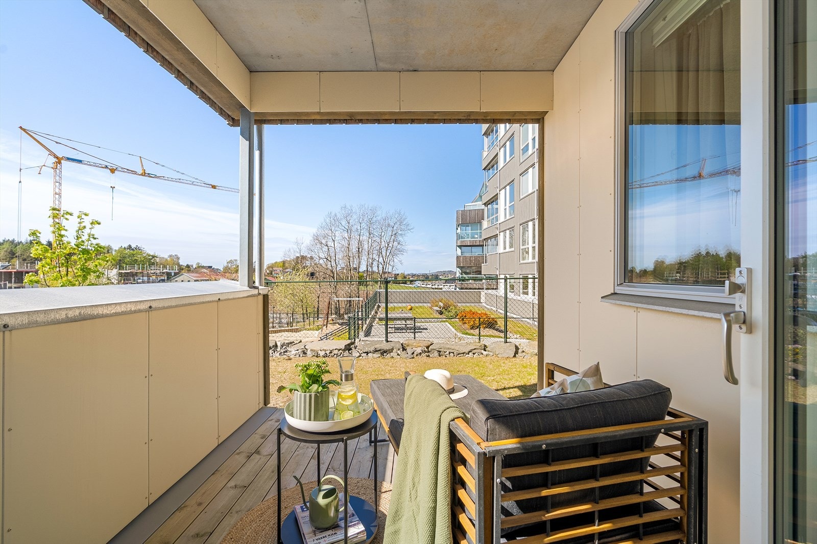 Fra stuen har man tilkomst til solrik terrasse med plass til sittegruppe. Galleribilde