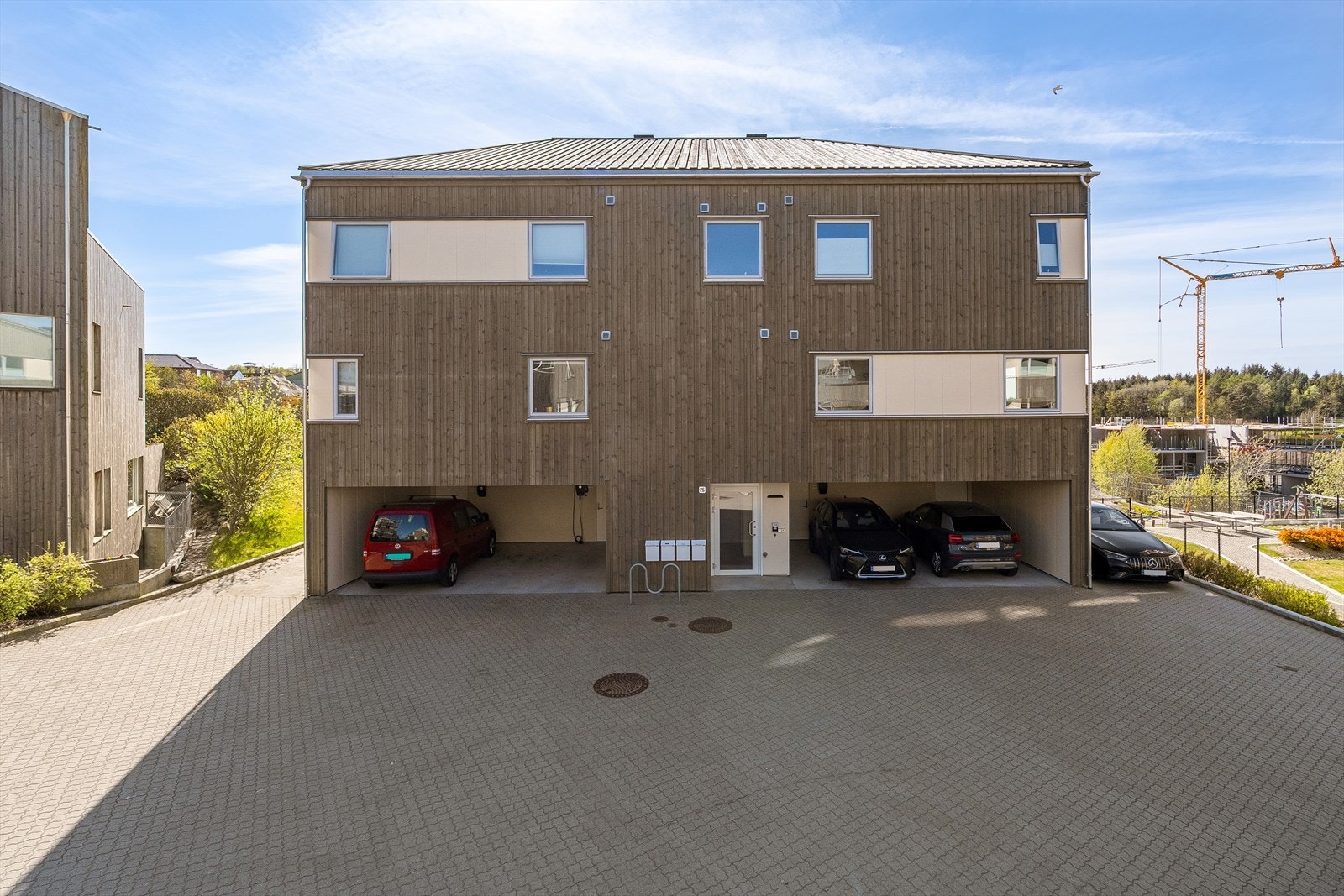 Boligen befinner seg i et ettertraktet og veletablert boligområde på Skadberg i Sola kommune, med nærhet til det man måtte trenge i hverdagen for å trives i lang tid. Galleribilde