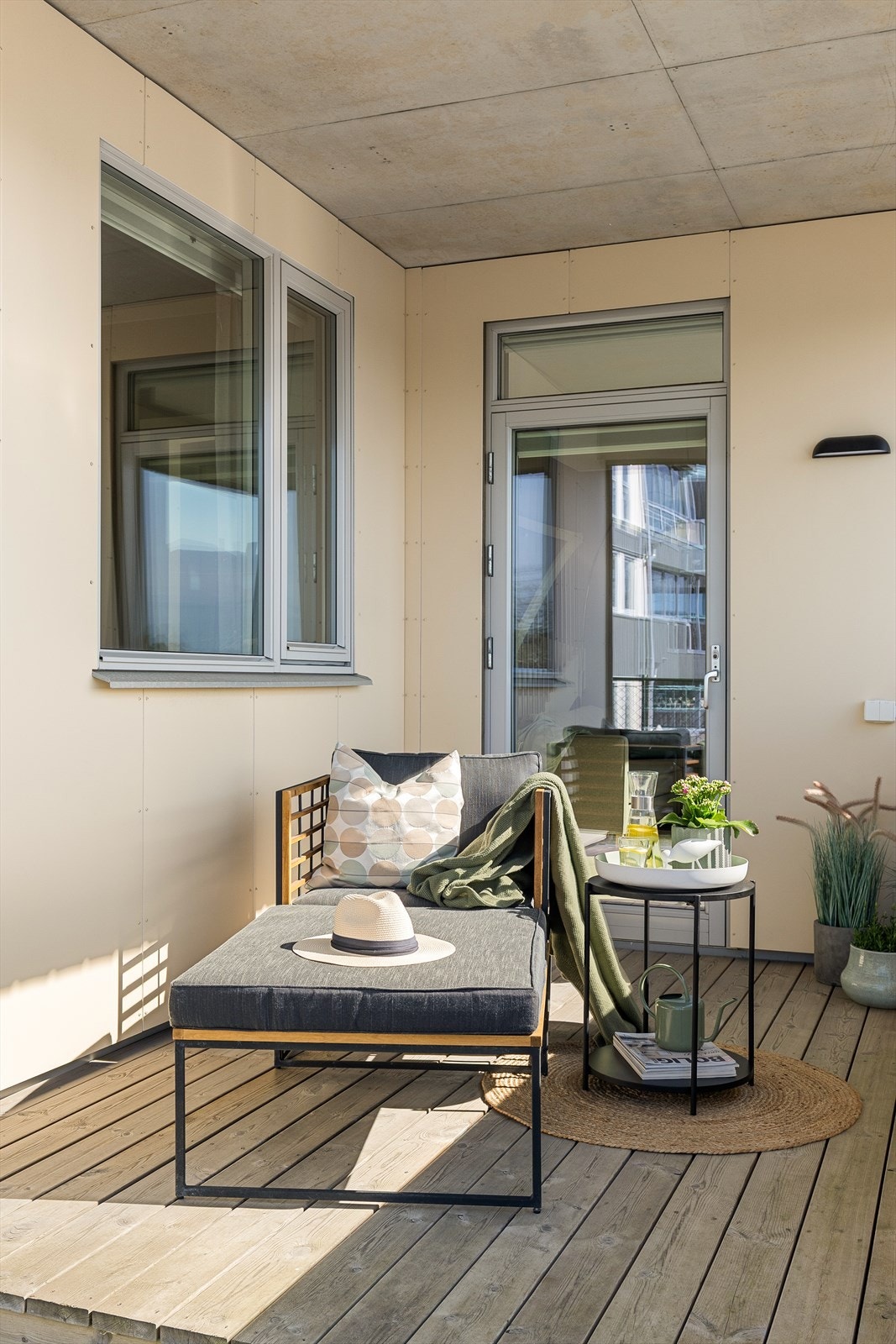 Terrassen blir en naturlig forlengelse av stuen på sommerhalvåret og byr på fine solforhold med ettermiddag- og kveldssol. Galleribilde