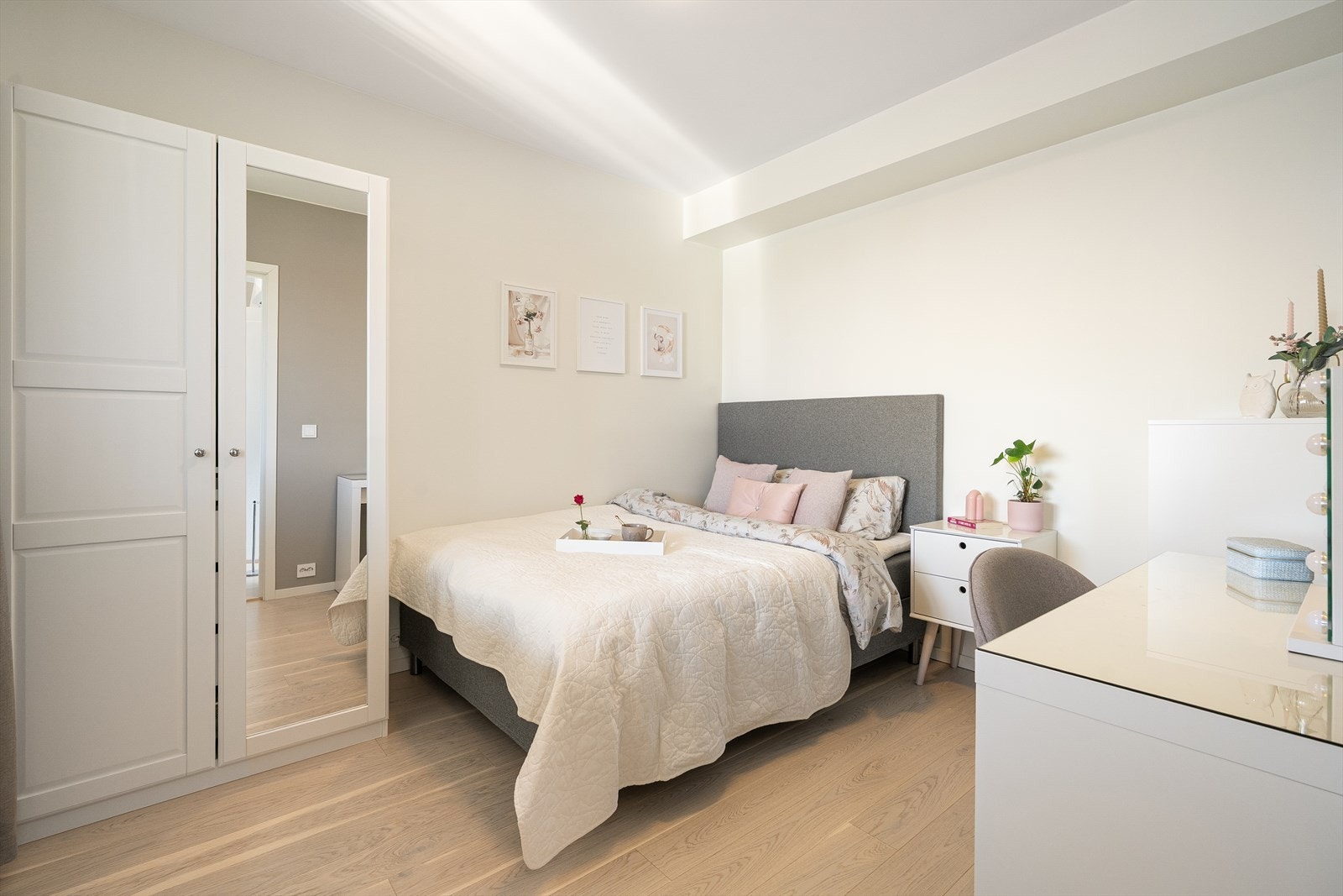 Lyst og luftig soverom av god størrelse, med nok av plass til både dobbeltseng, skrivebord og garderobeløsning. Galleribilde