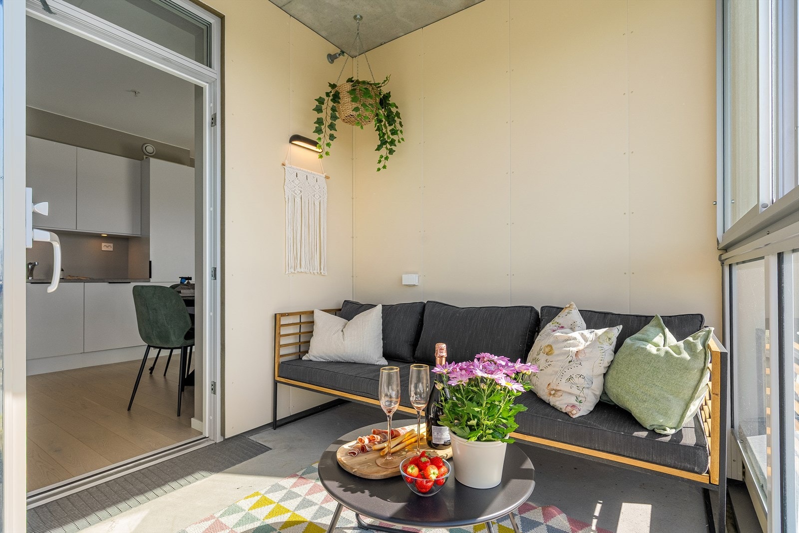 Fra kjøkkenet er det utgang til en sørvestvendt balkong på 8 m², godt plassert på hjørnet. Galleribilde