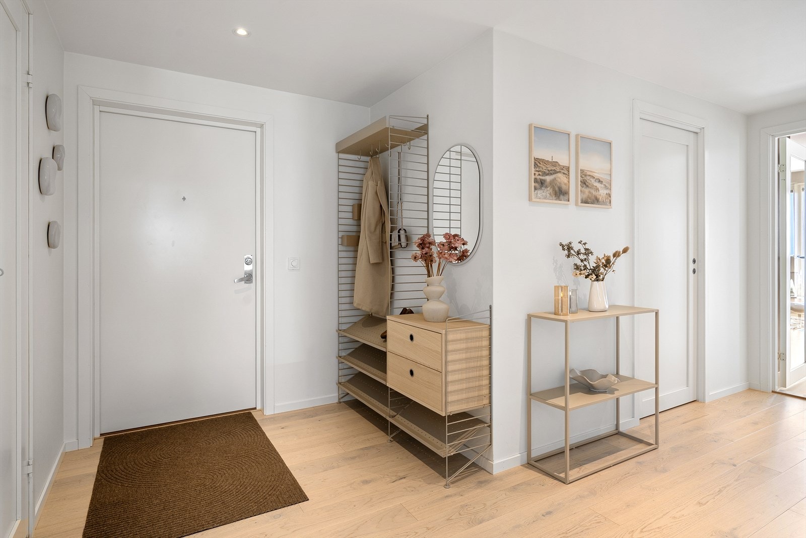 Lys og innbydende entré med god plass til å henge fra seg yttertøy. Galleribilde