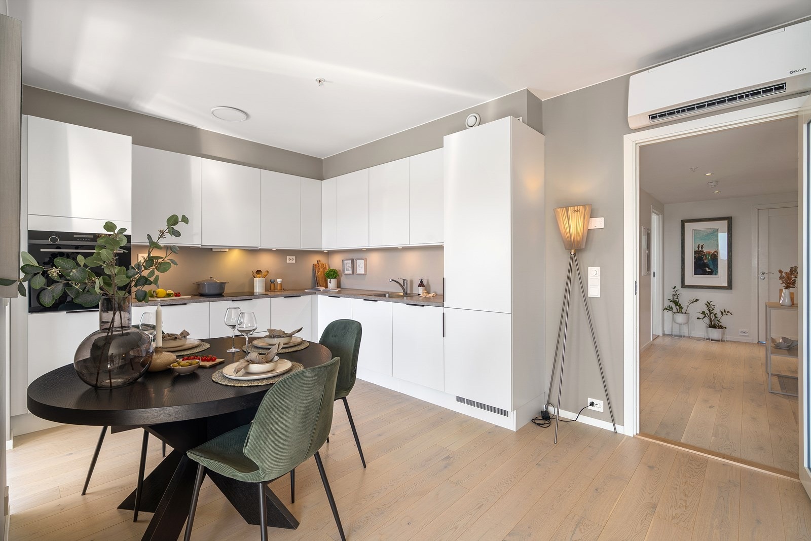Moderne kjøkken fra HTH med hvite, slette fronter og rikelig med skap- og benkplass. Galleribilde