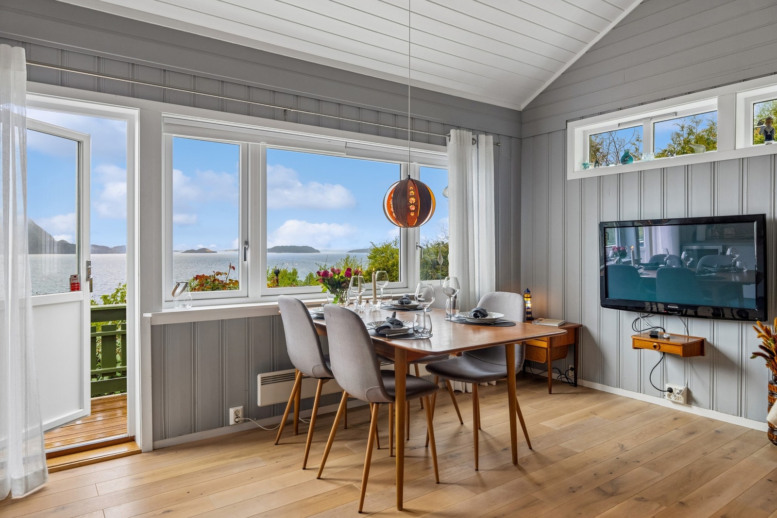 Spisestue med utgang til terrasse Galleribilde