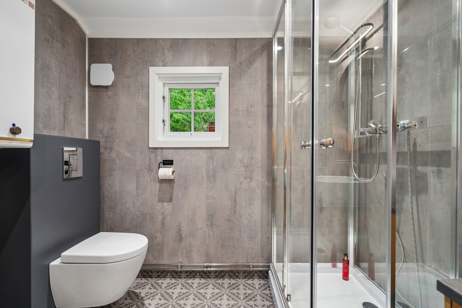 Badet har belegg på gulvet med gulvvarme, baderomsplater på
veggene Galleribilde