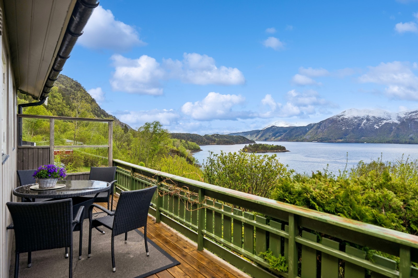 Terrasse og utsikt fra anneks Galleribilde