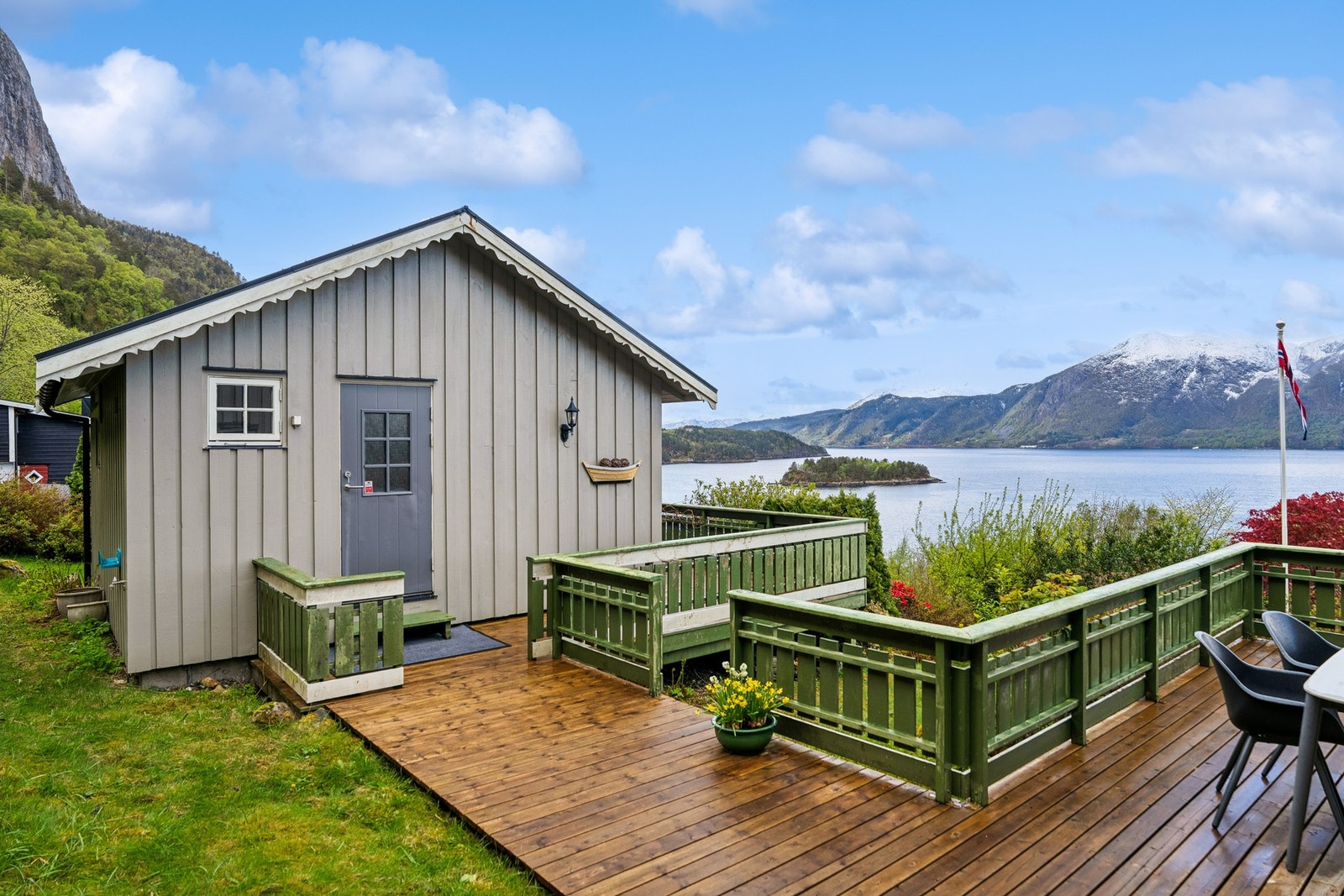 Det er laget terrasse mellom hytte og anneks Galleribilde