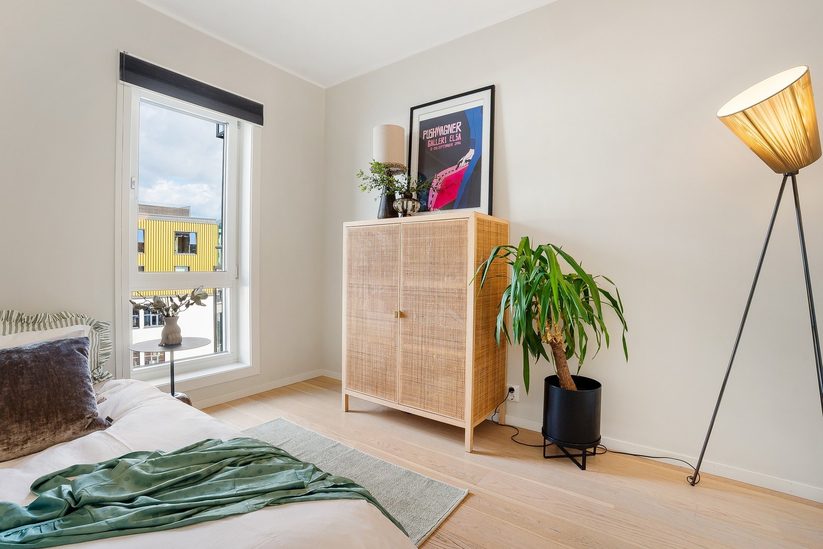 Soverom nr. 2. Begge rommene gir god plass for å innrede med dobbeltseng, nattbord og annet passende møblement Galleribilde