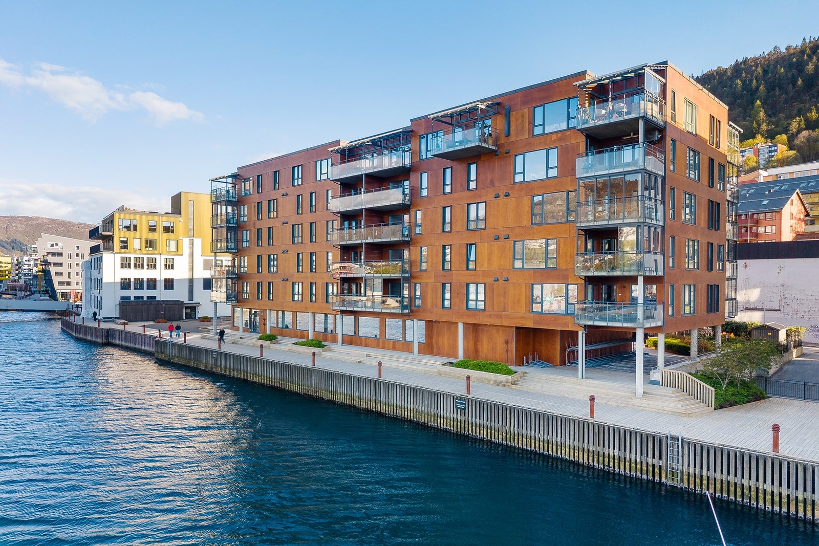 Her bor man i moderne bygg i sjøkanten og med kort gangavstand til sentrum Galleribilde
