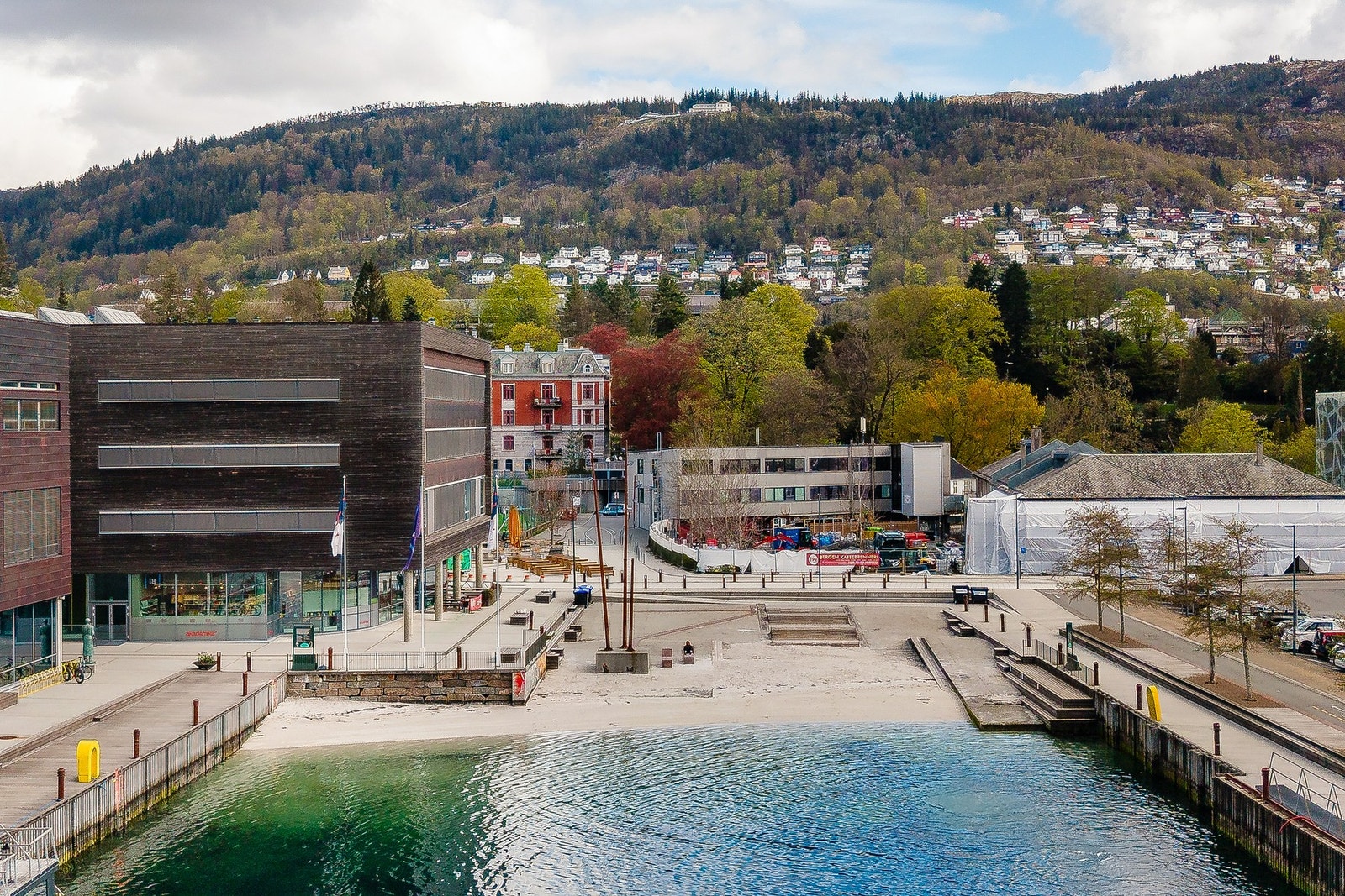 Den lokale bystranden er kun noen minutters gange unna boligen Galleribilde