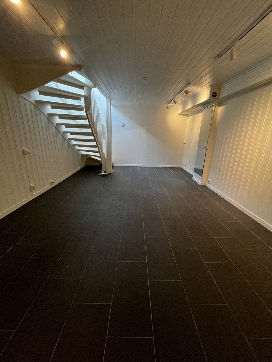 Kjellerstue mot trapp Galleribilde