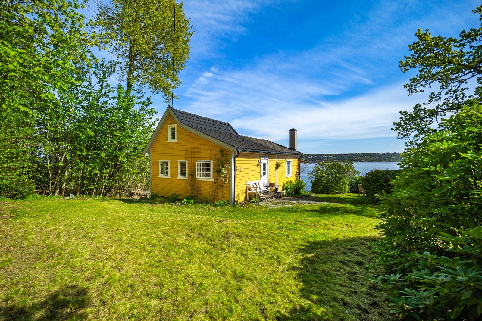 Selveiertomt på ca. 1,5 mål med parkering på egen tomt. Galleribilde