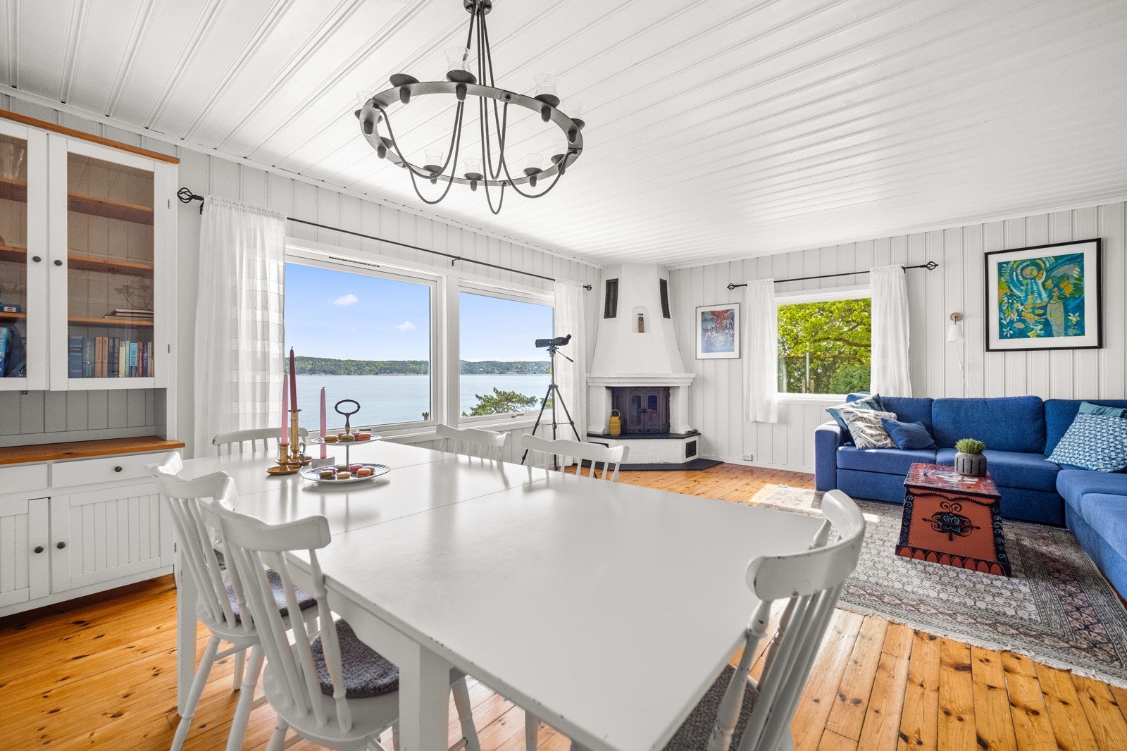 Velkommen inn! Hytten består av entré, dusjrom, stue med åpen kjøkkenløsning og 3 soverom. Galleribilde
