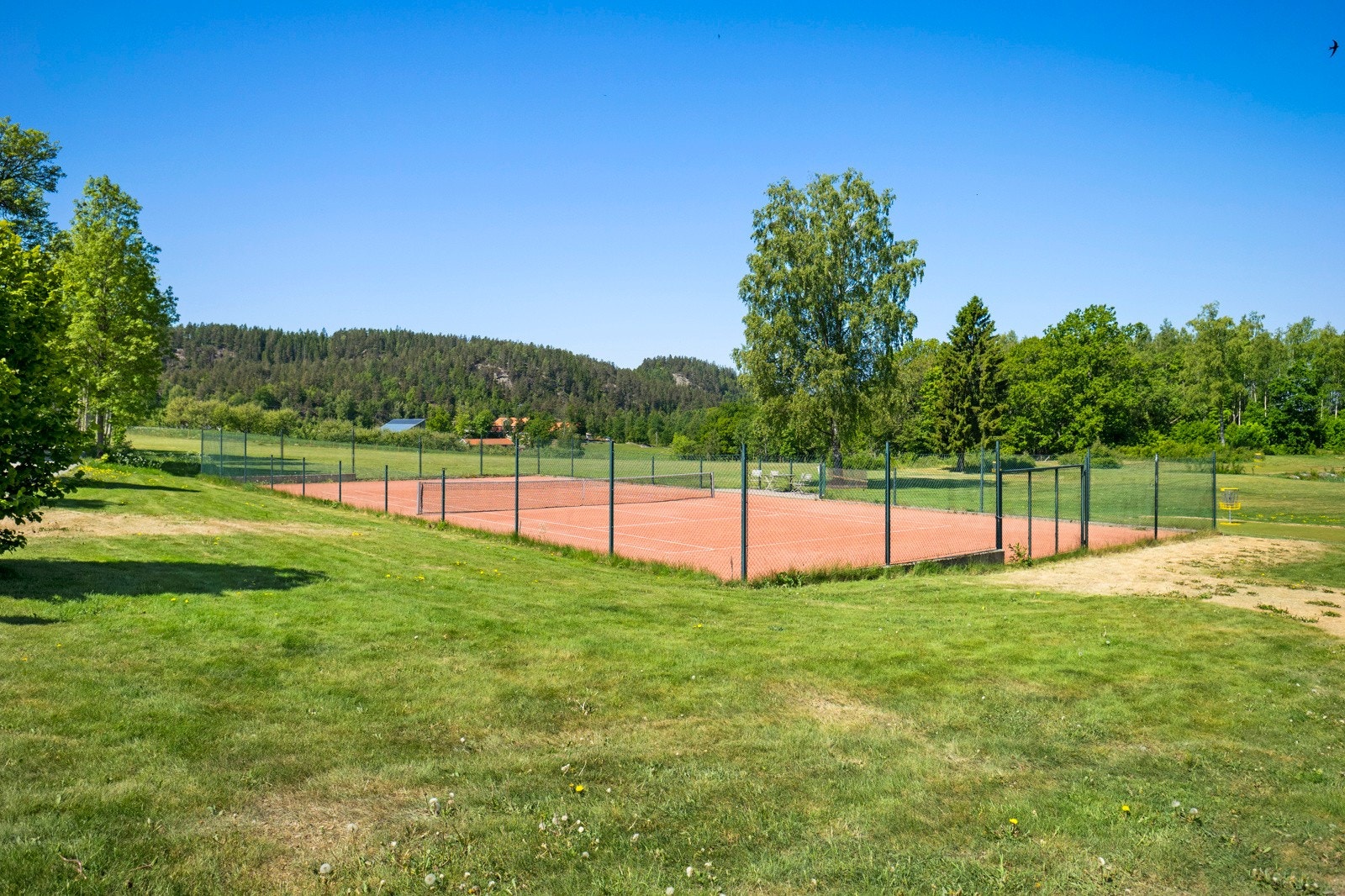 Flere hyggelige aktiviteter i området som frisbeegolf og tennis. Galleribilde