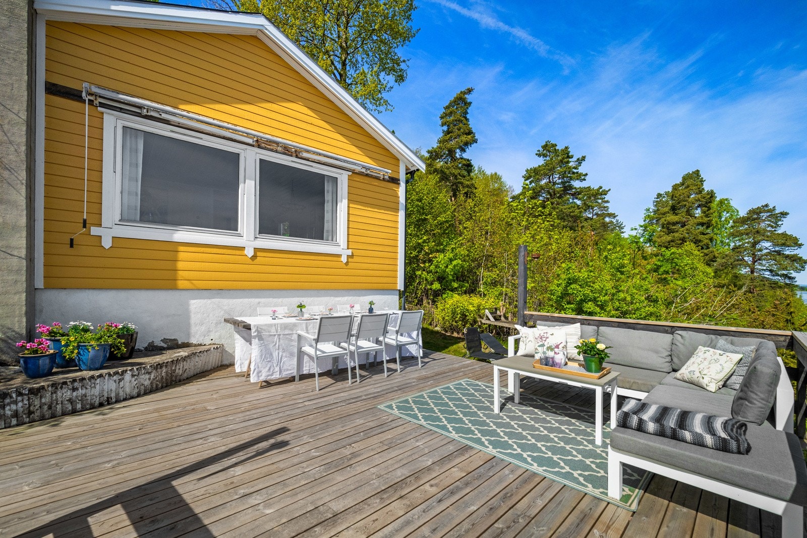 Det er etablert østvendt terrasse på 28 kvm mot sjøen, brygge og eget båtfeste. Galleribilde