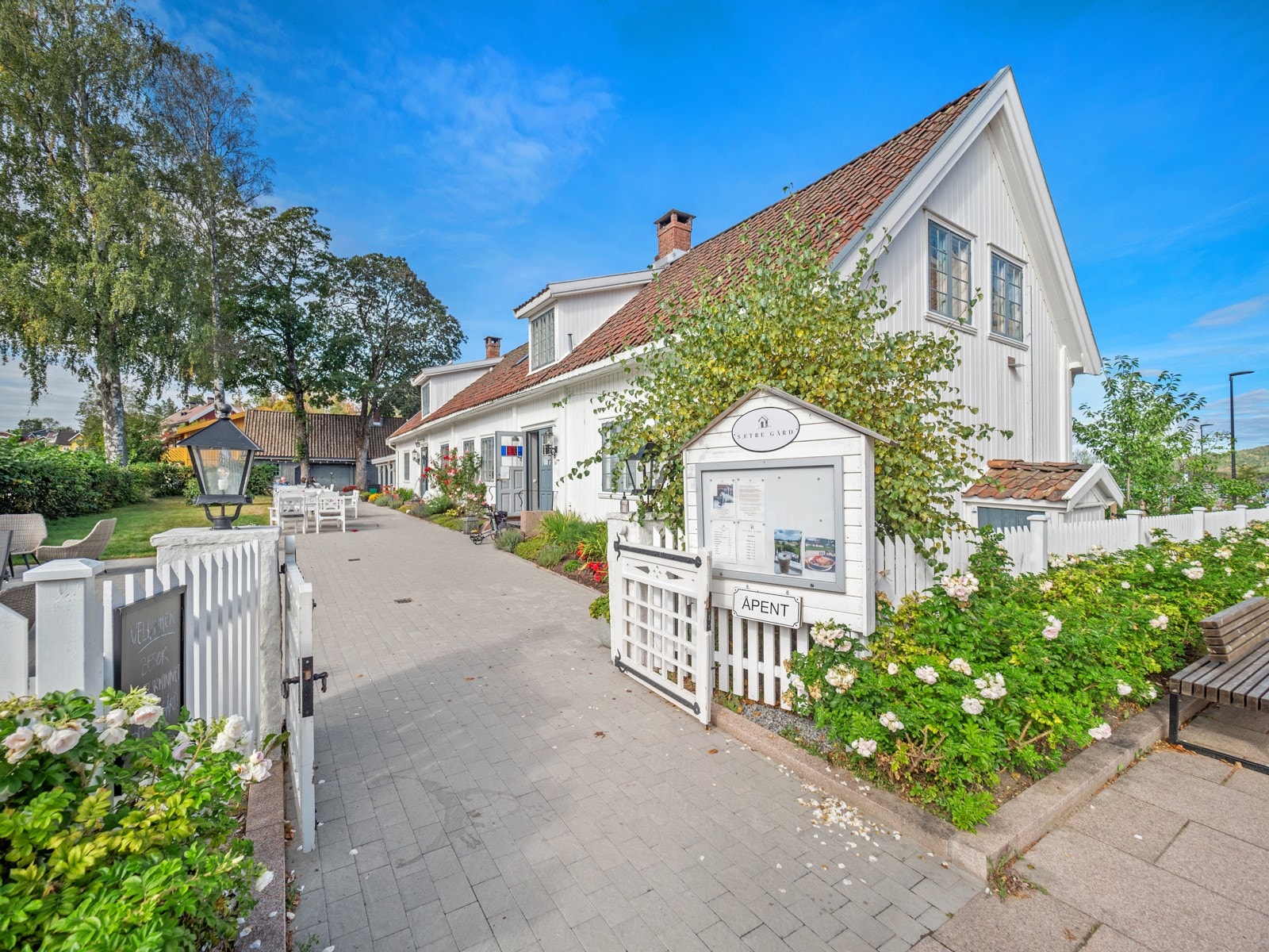 Kort avstand til Sætre sentrum med blant annet vinmonopol, matbutikker, apotek og flere koselige spisesteder. Galleribilde