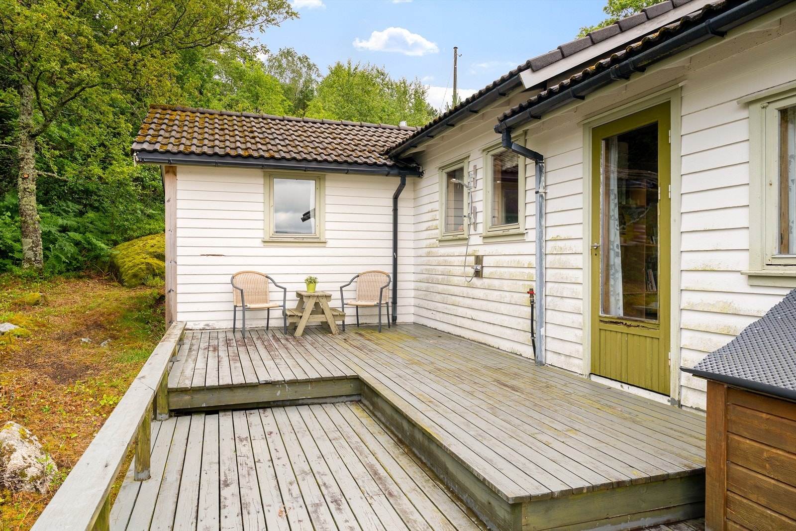 Terrasse på bakside med utedusj Galleribilde