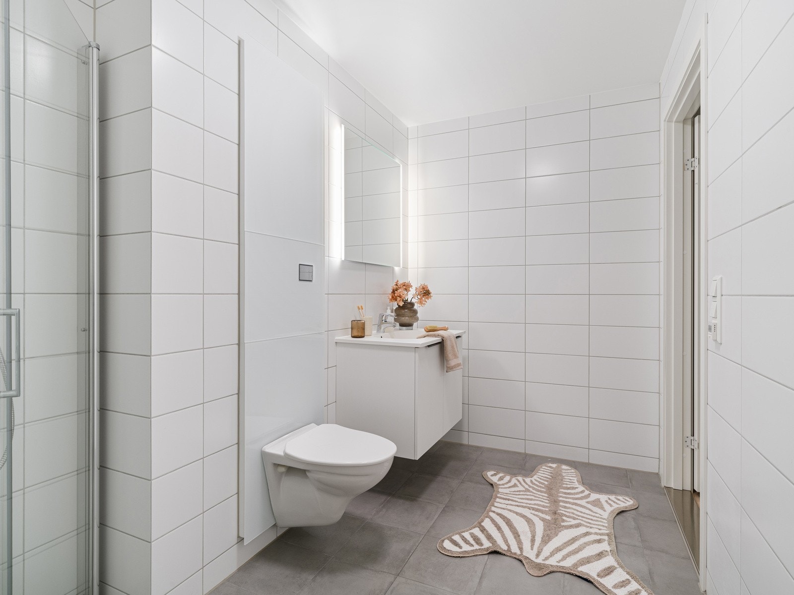 Badet er helfliset med fliser på både gulv og vegger. Galleribilde
