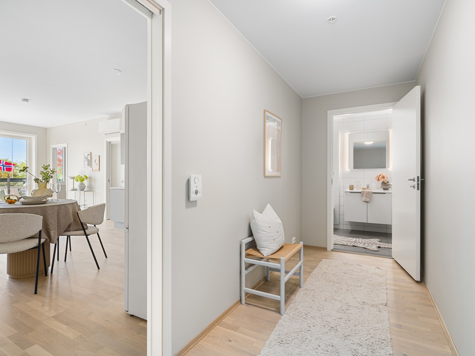 Lys og innbydende entré med plass til garderobeløsning. Galleribilde