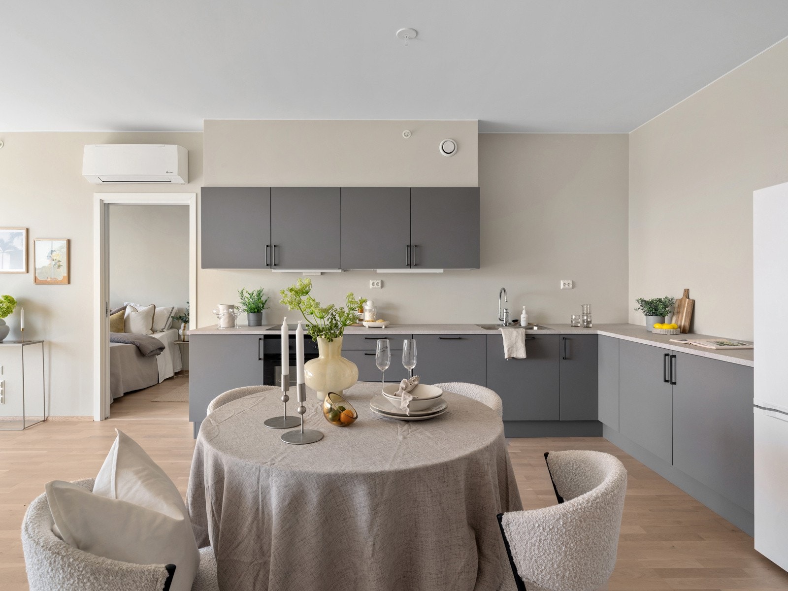 En åpen og sosial planløsning, perfekt for samvær og middager i hyggelige omgivelser. Galleribilde
