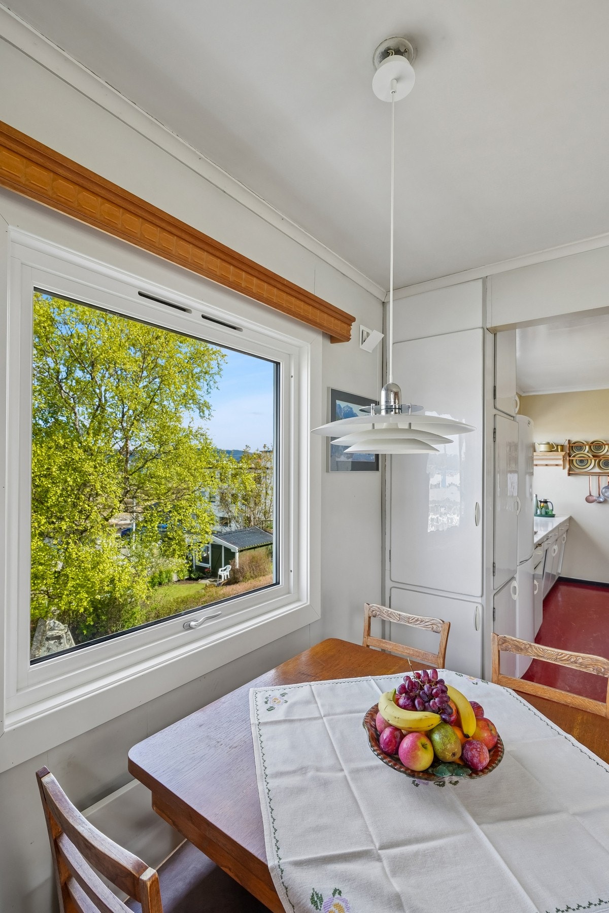 Det er nytt vindu mot nord ved spiseplassen. Galleribilde
