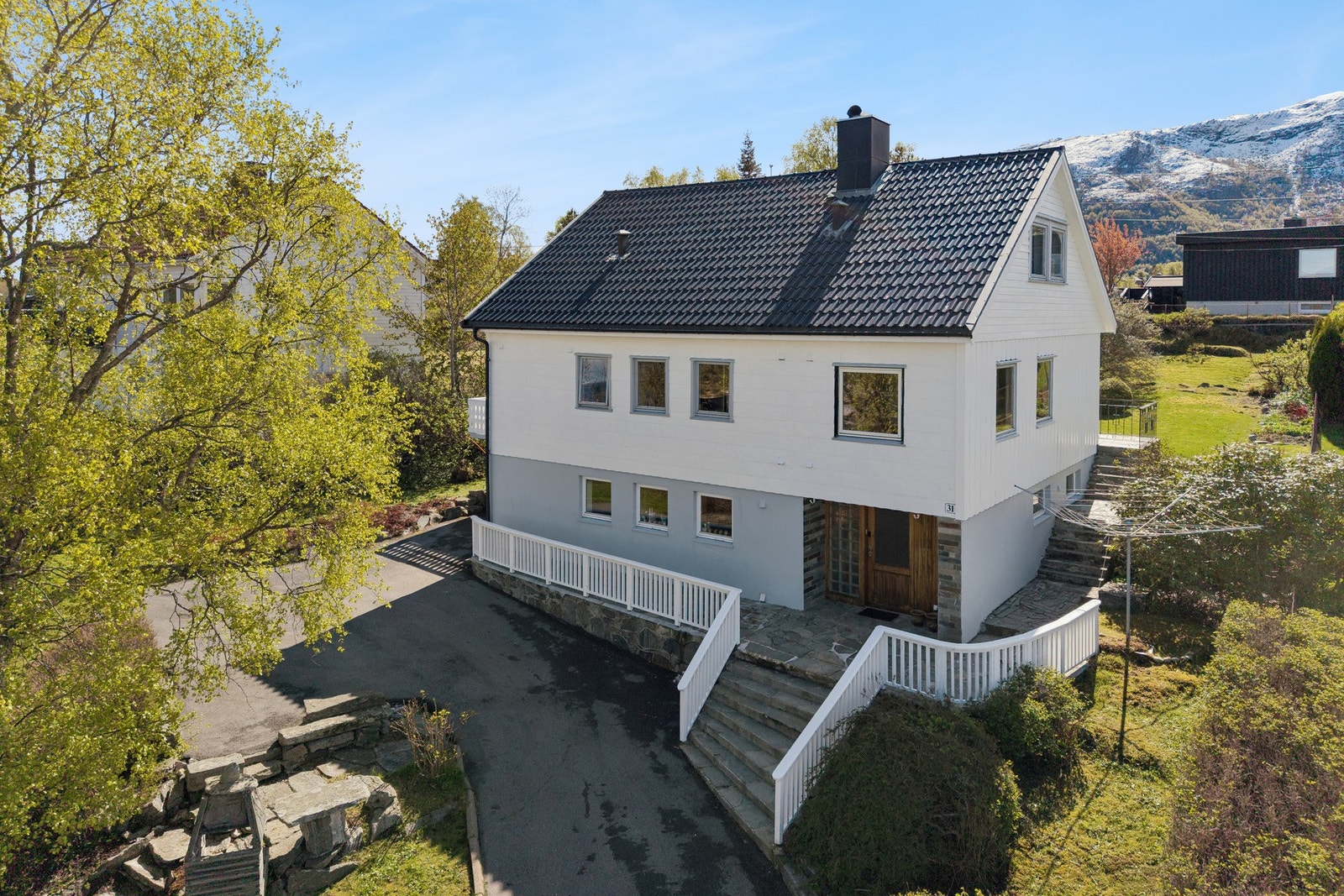 Boligen har gjennomgått diverse oppgraderinger i 2026, både innvendig og utvendig. Se salgsoppgave for mer informasjon. Galleribilde